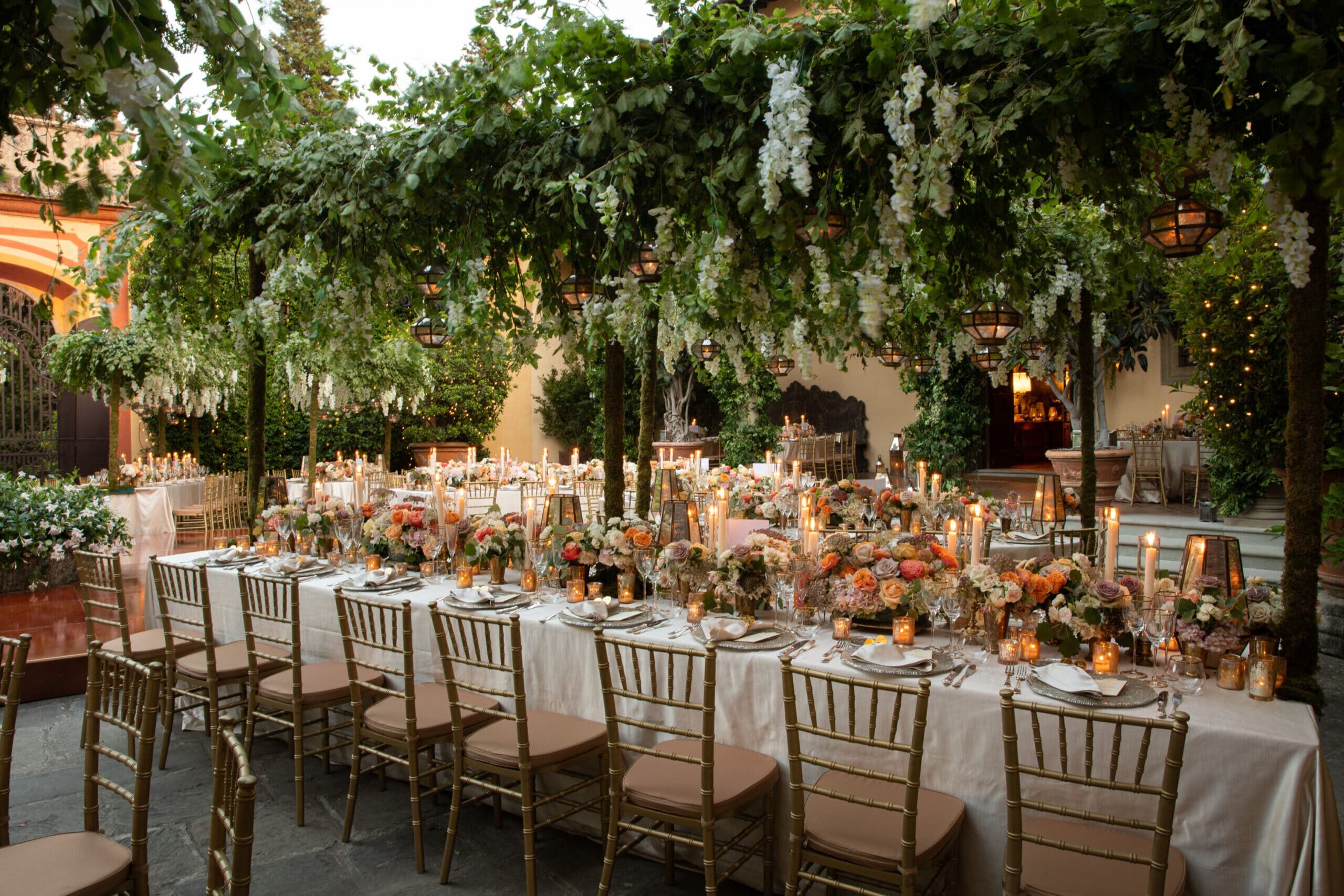 Secret garden style decor for elegant wedding tables decor