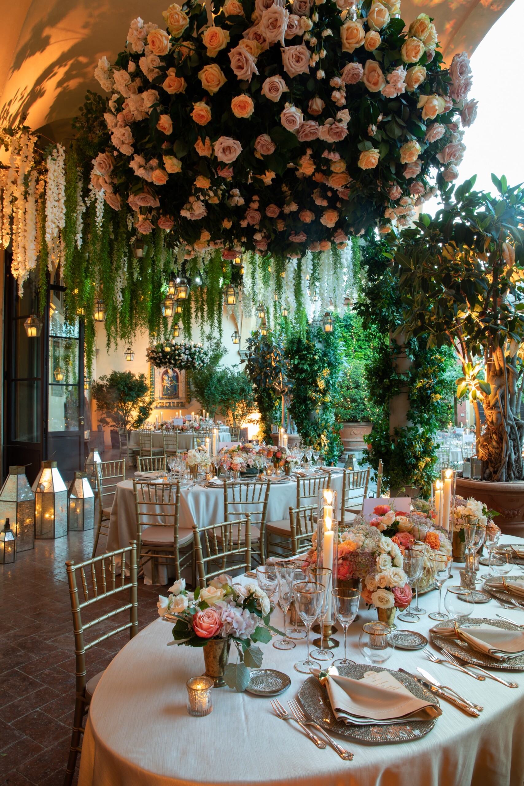 Hidden garden style decor for an exclusive wedding in Italy