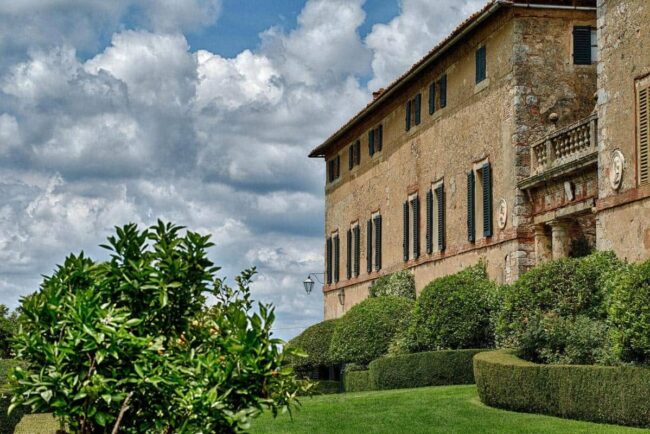 Villa garden in Siena for wedding ceremony