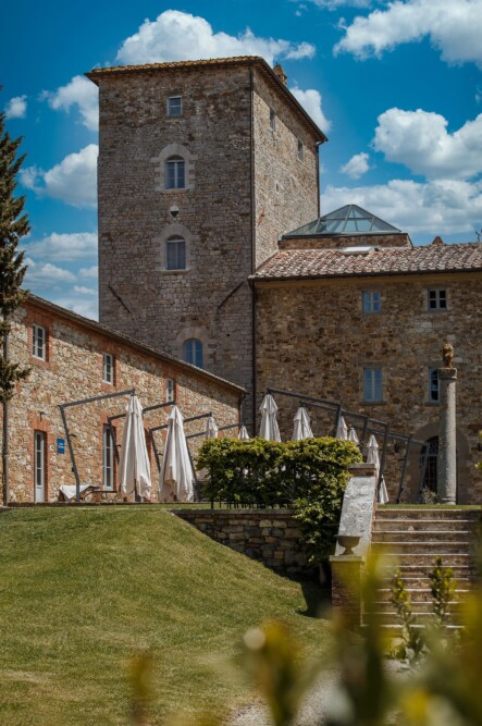 2.	Elegant garden with a tower view for weddings in Italy