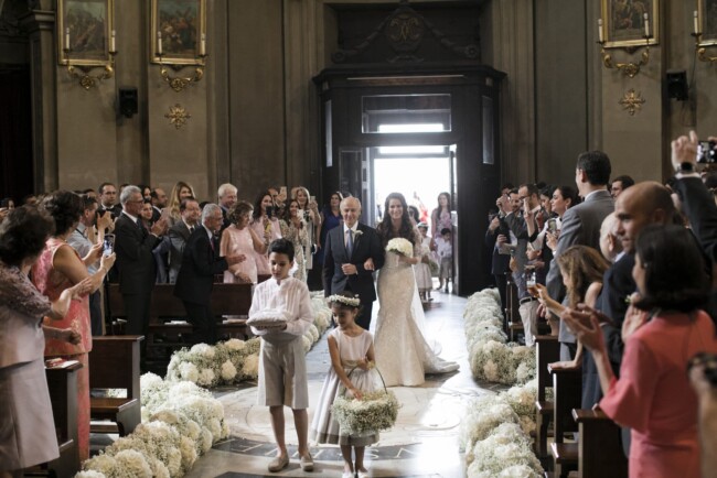 Bridal entrance and flowergirls in a Church wedding in Rome