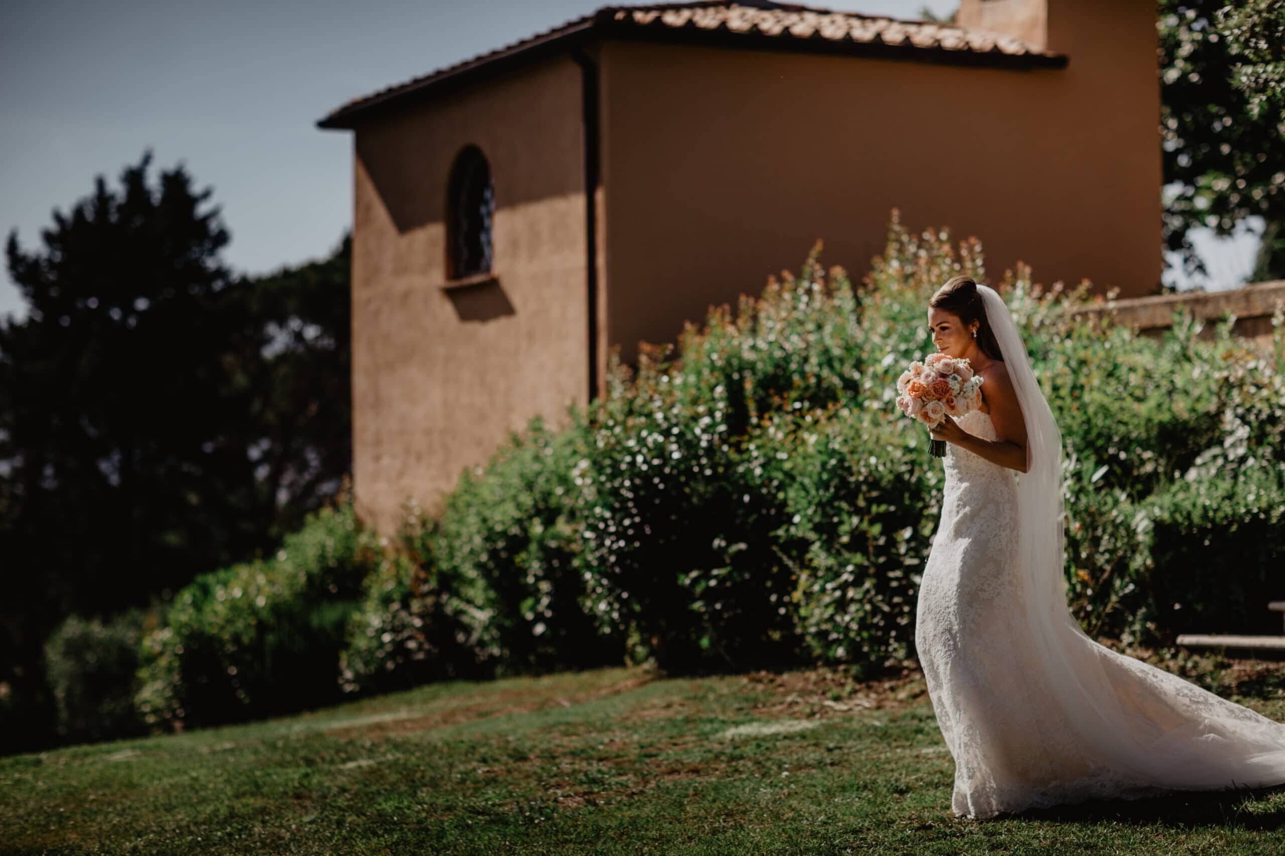 First look in a luxury Jewish wedding in Tuscany