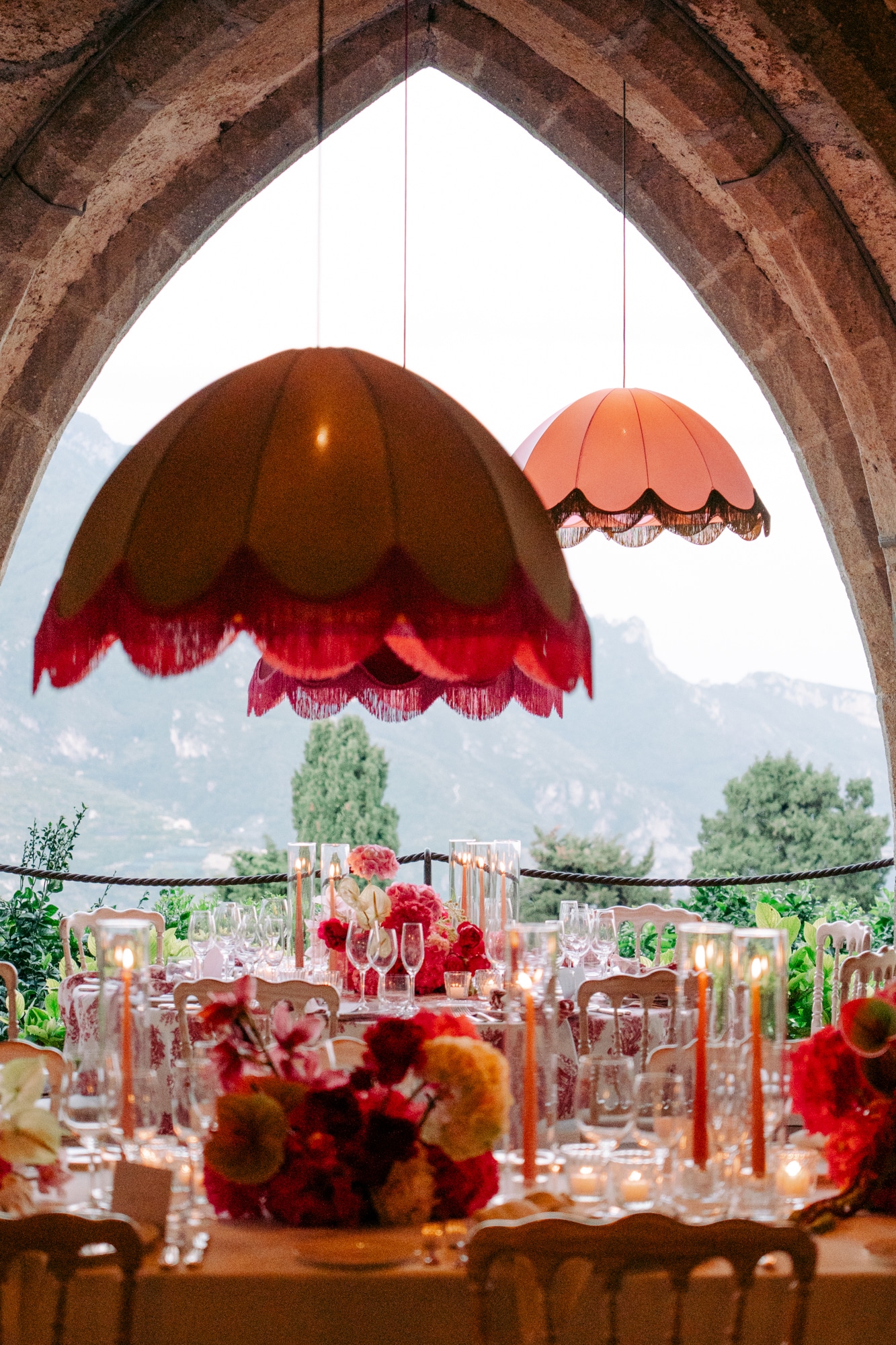 Fuxia tables with chandeliers at the wedding villa in Ravello