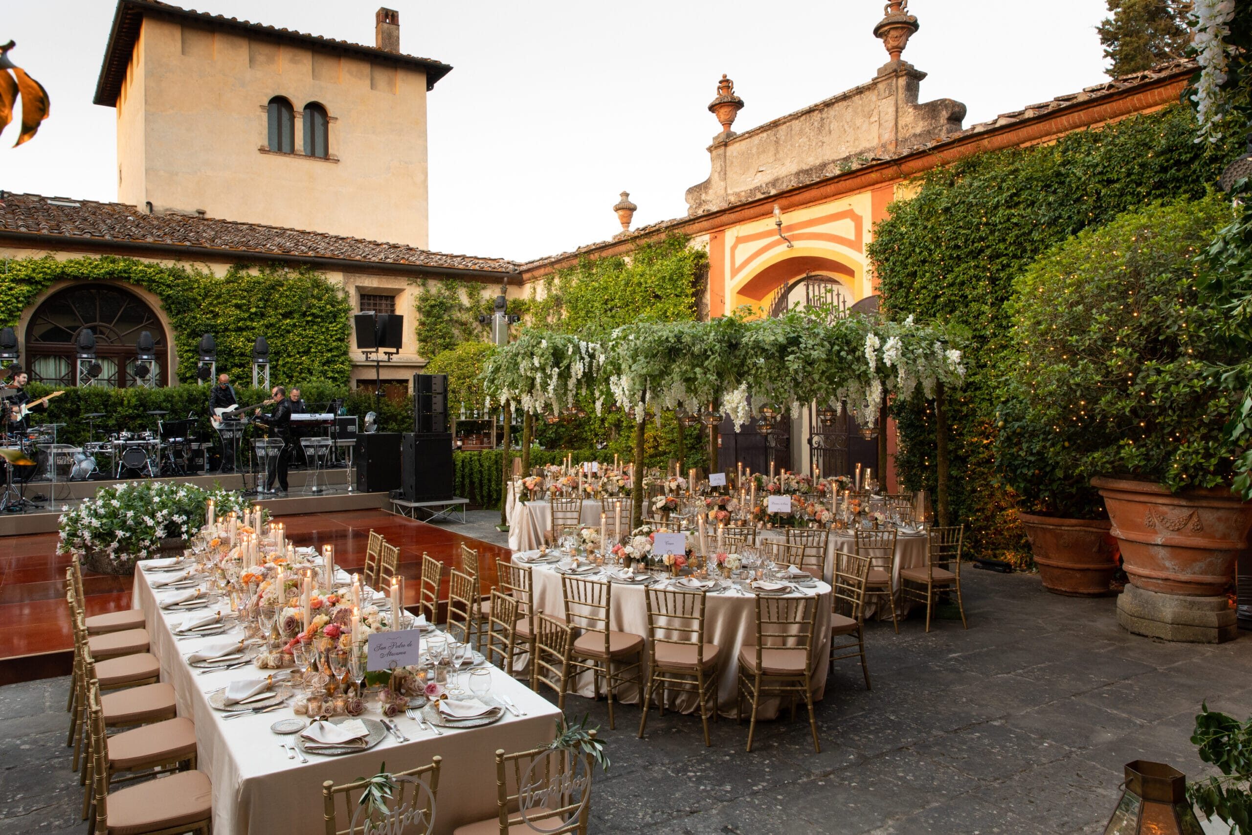 Luxury villa with courtyard for weddings in Tuscany