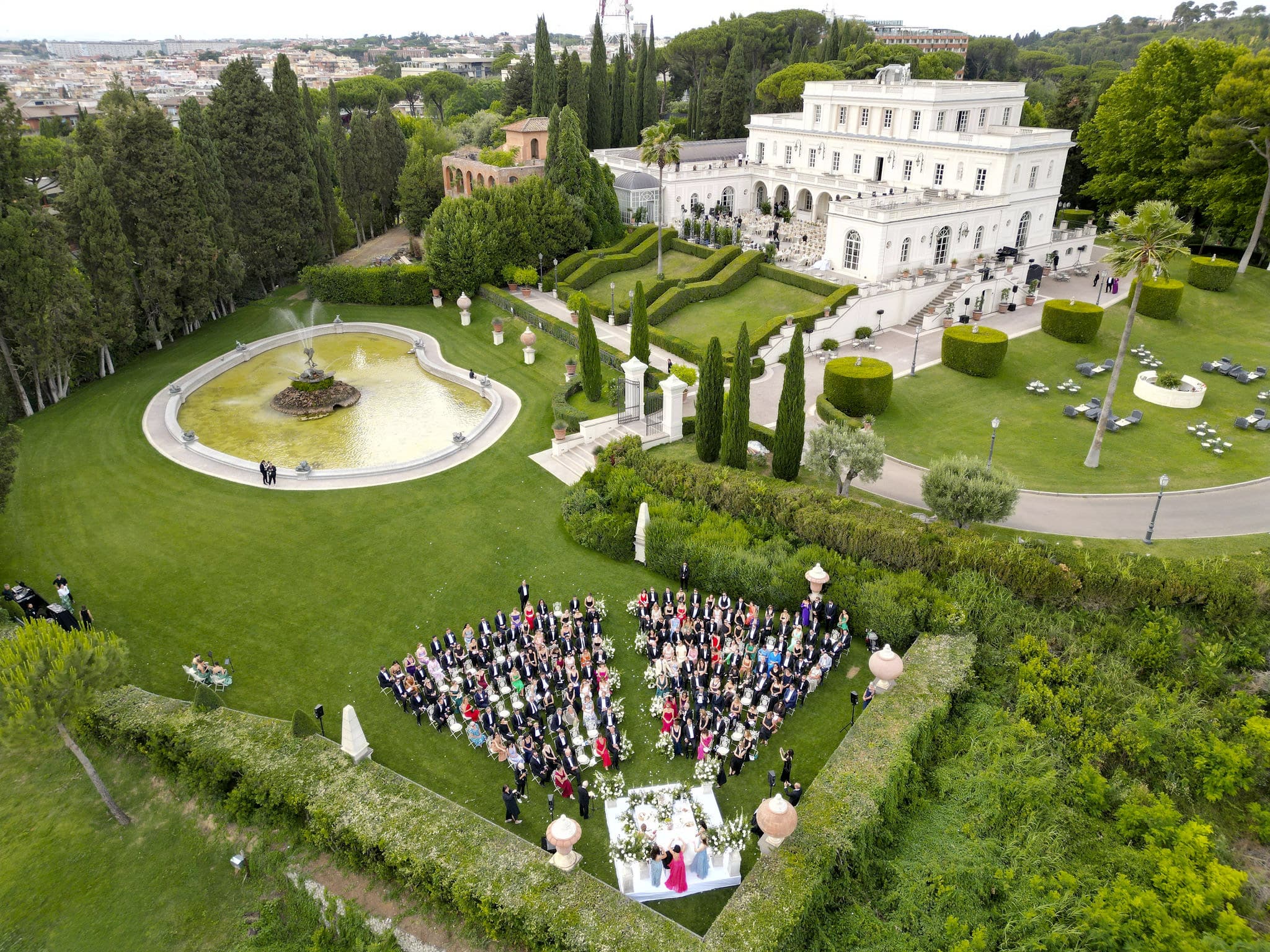 Panoramic view of the ceremony at the wedding villa in Rome
