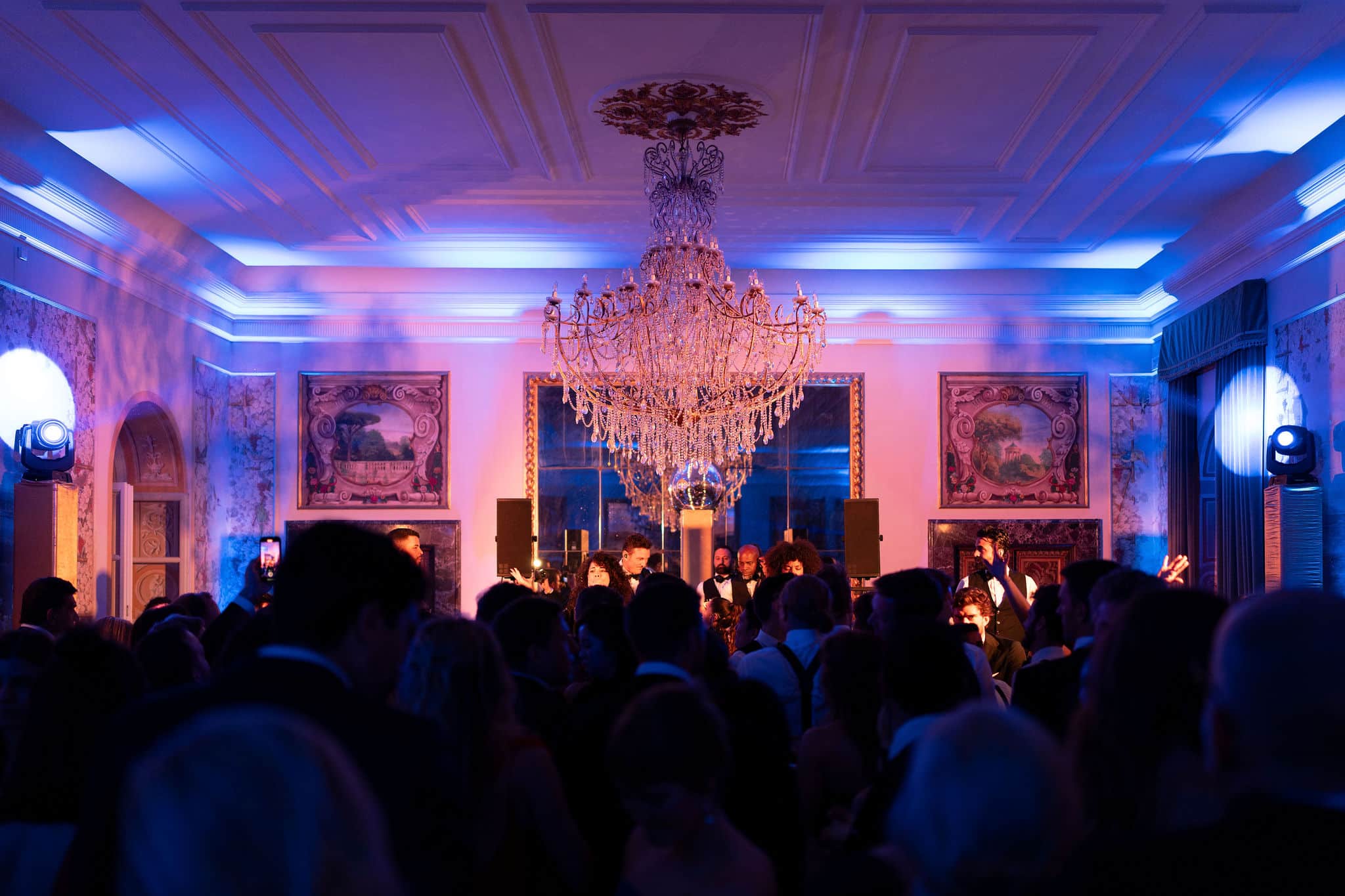 Party at the wedding villa in Rome