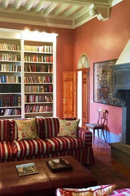 Livingroom with fireplace of wedding venue in tuscany