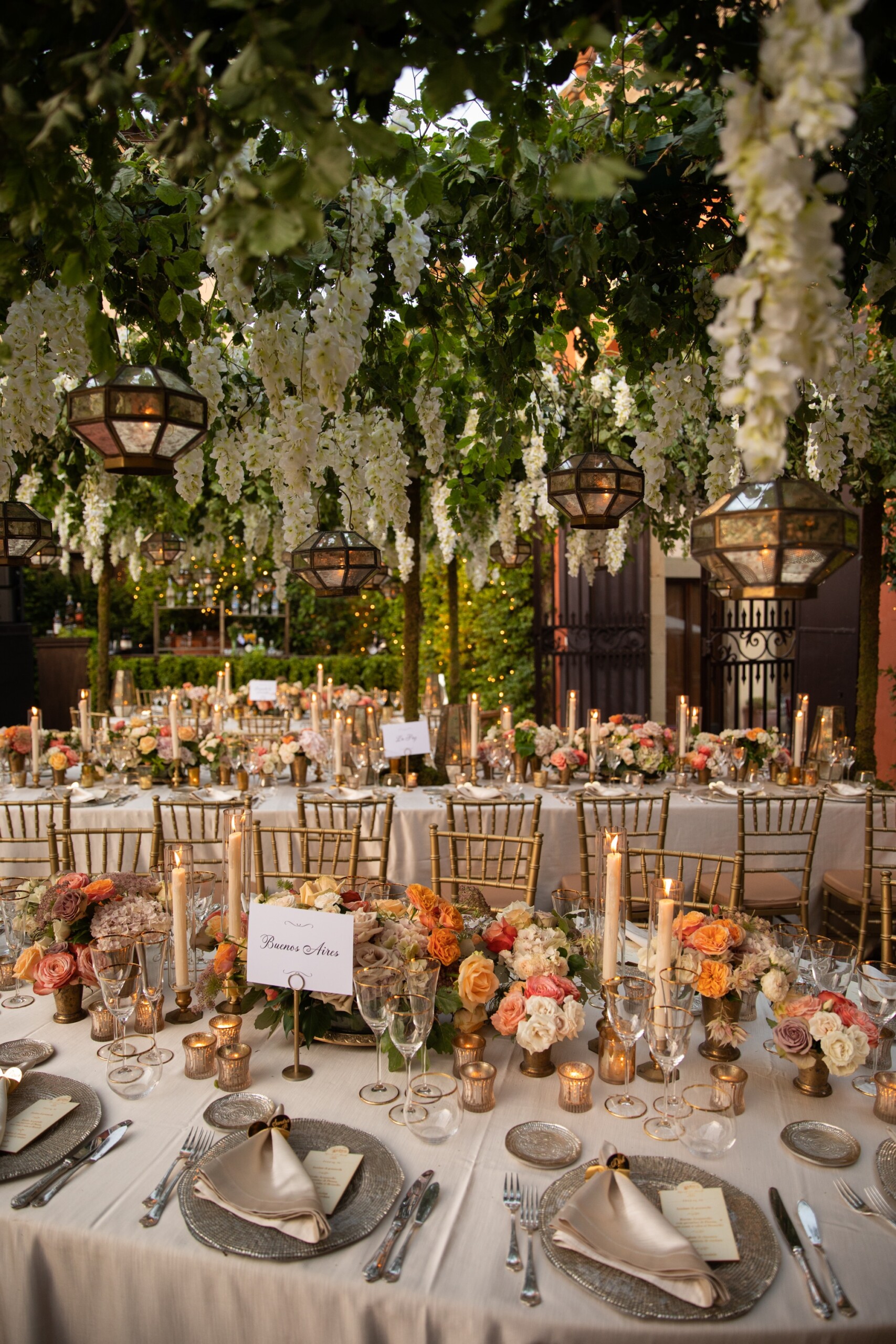 Secret garden style as wedding decor in Italy