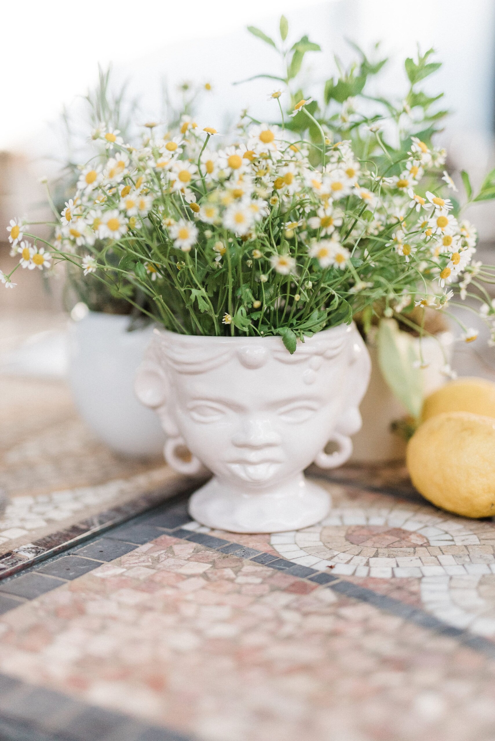 White ceramic vase and daisies as decor for a Wedding in Ravello