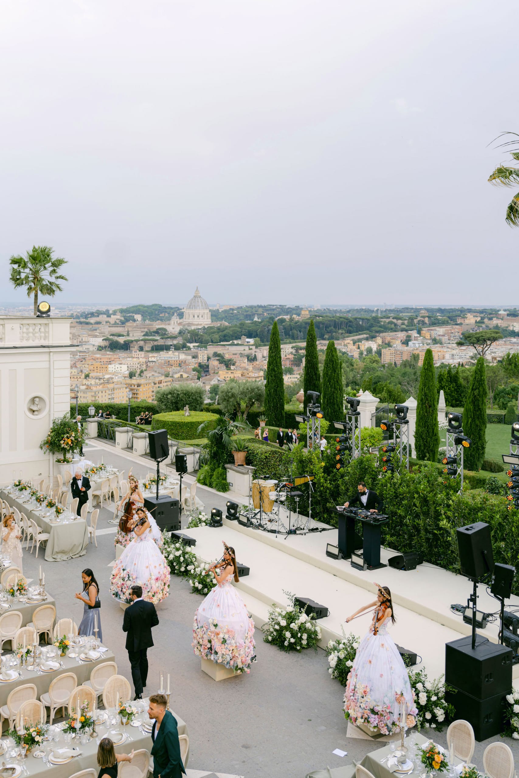 Violinist and dance floor at the wedding villa in Rome