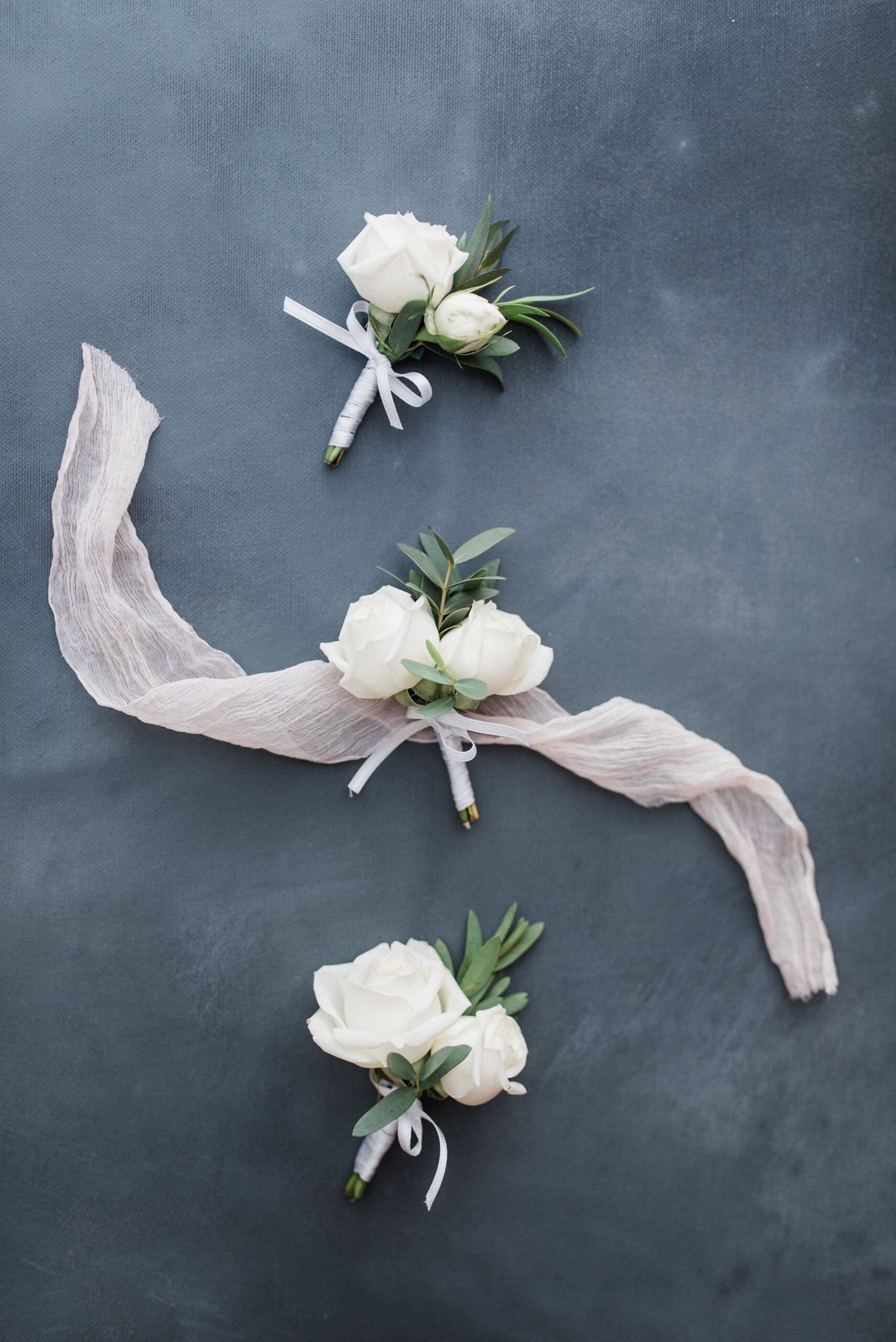 Elegant white buttonhole and coursage