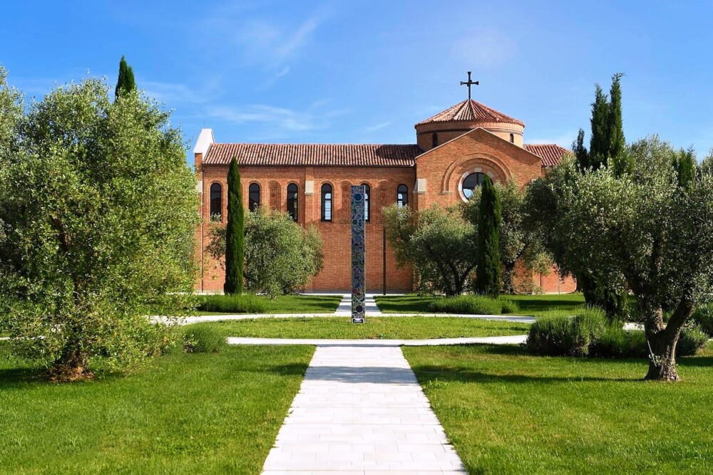 Chapel with garden in a romantic Venice wedding venue