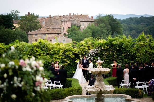 Garden with fountain for outdoor wedding in Italy