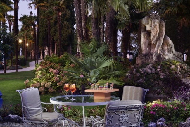 Cocktail hour in the garden of luxury wedding hotel on Lake Garda