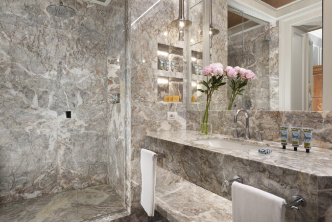 Marble bathroom of Lake Garda luxury wedding hotel