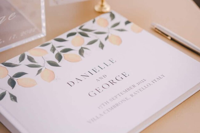 Guests' book in white and yellow