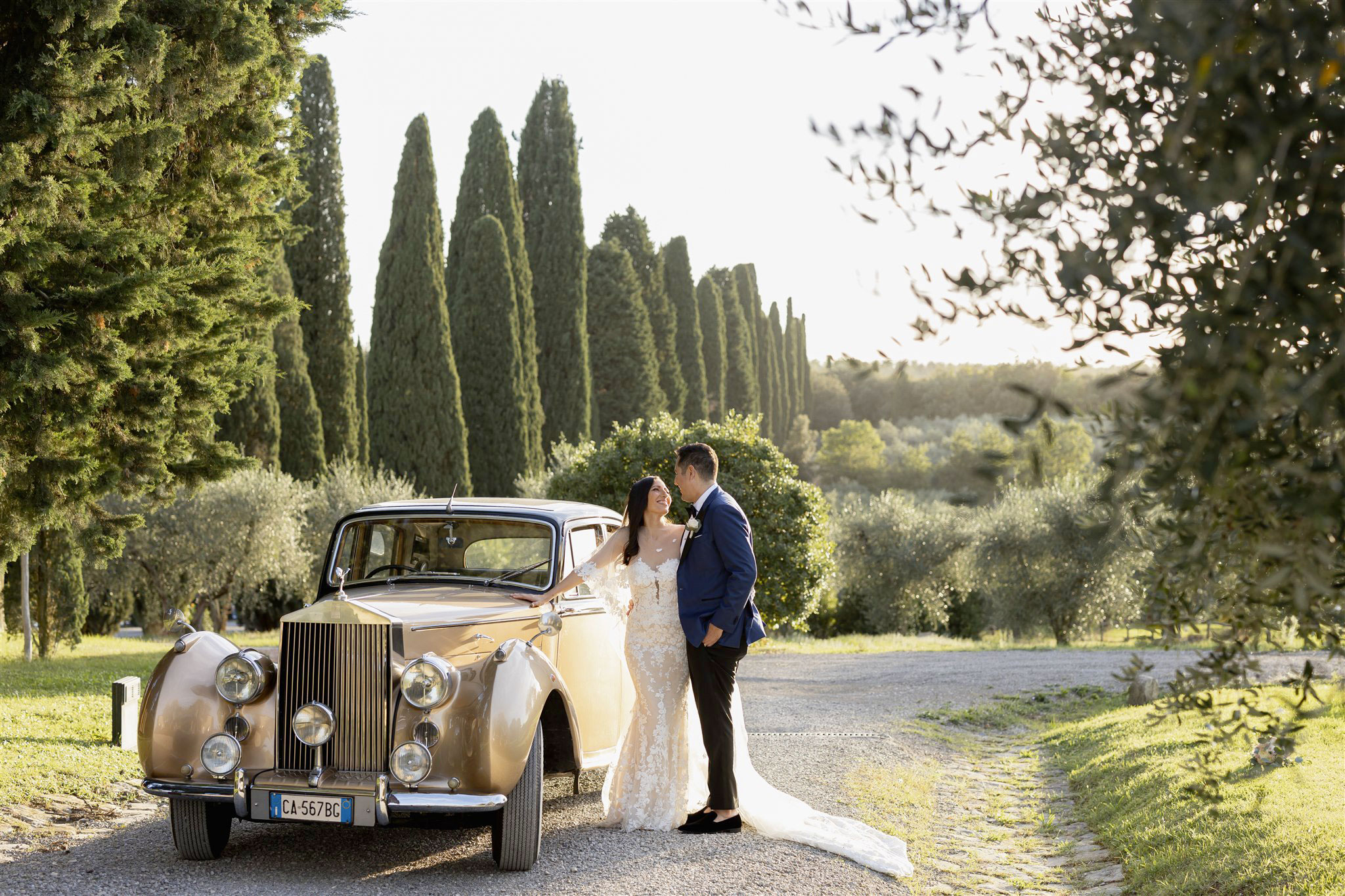 Bride and groom with oldtimer at the Italian vineyard wedding venues