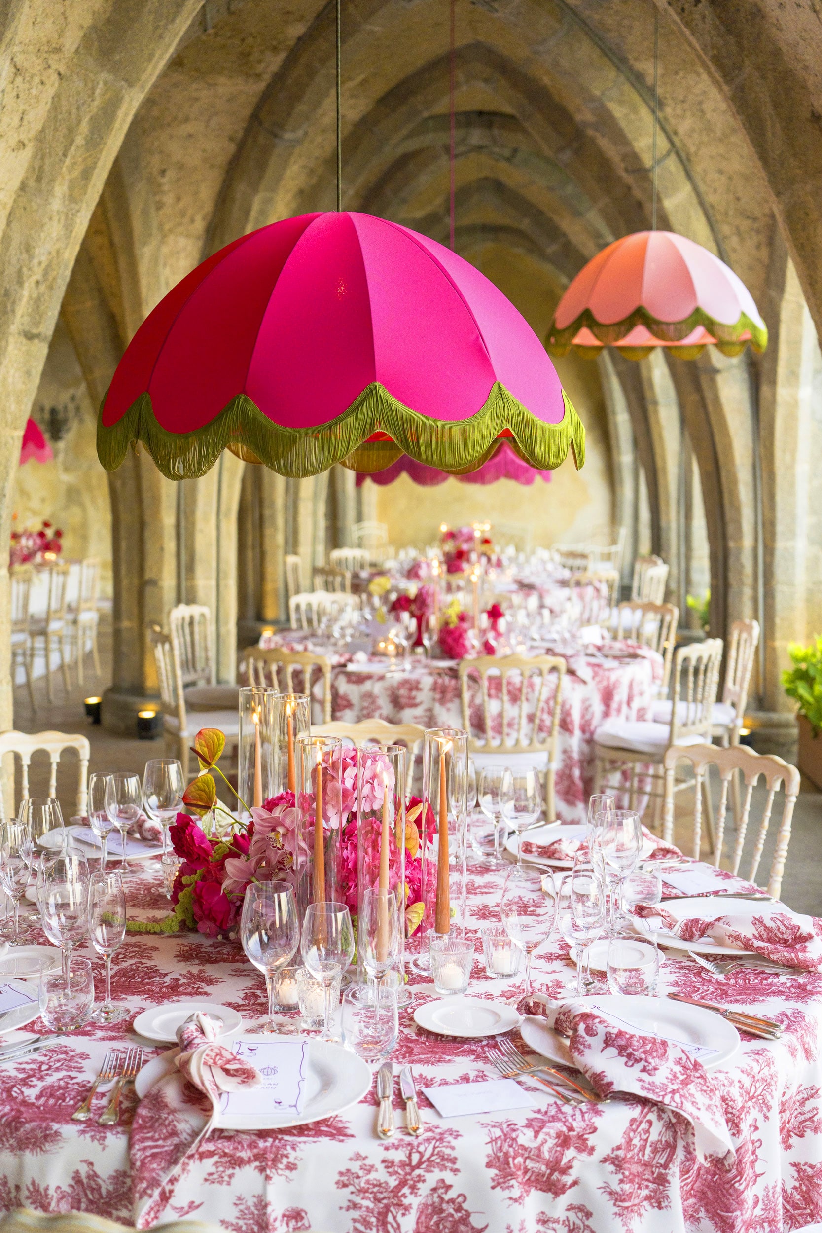 Fuchsia wedding table decor in Italy