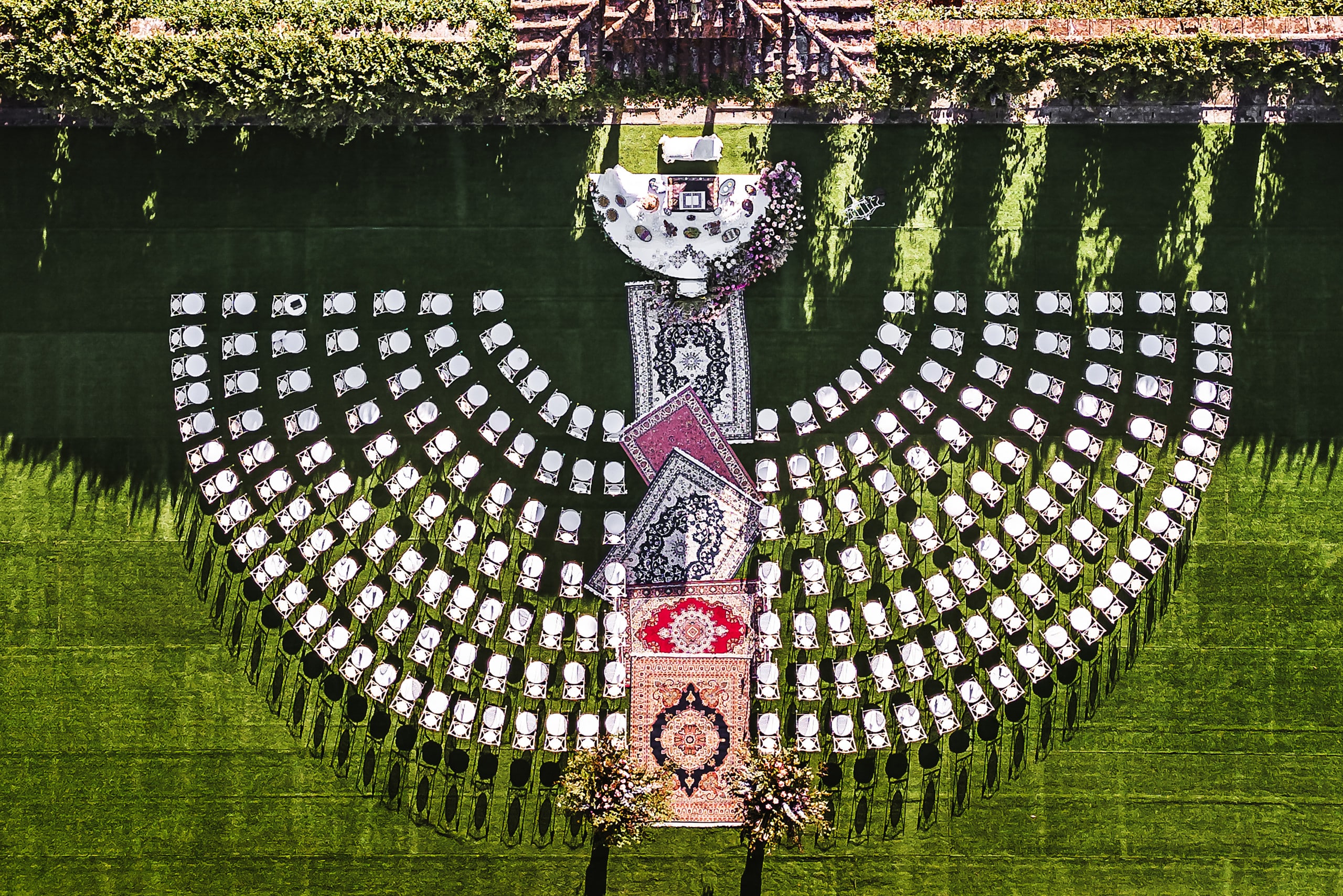 persian ceremony in florence with amphitheater shape white chairs